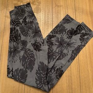 Aerie Black Leaf Print Leggings